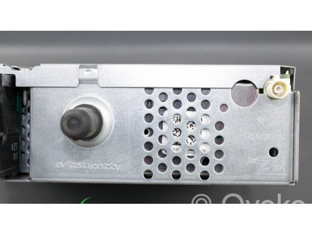 Радио/ проигрыватель CD/DVD / навигация