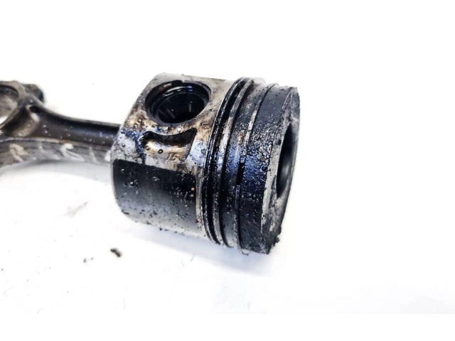 Поршень с шатуном Skoda Octavia Mk2 (1Z)