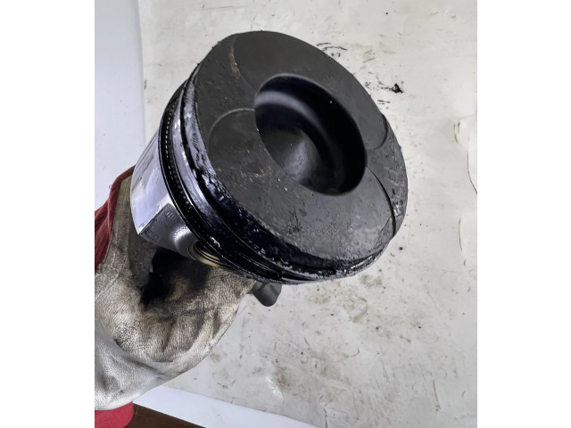 Píst Subaru Outback