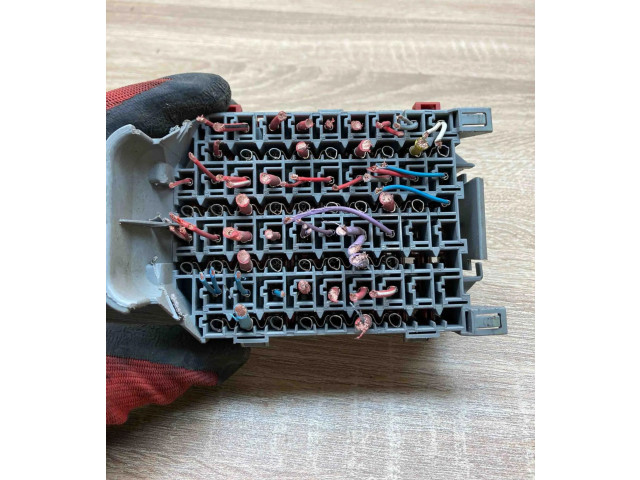 Блок предохранителей 9162439 Volvo S60