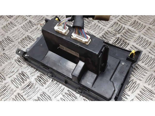 Радио/ проигрыватель CD/DVD / навигация