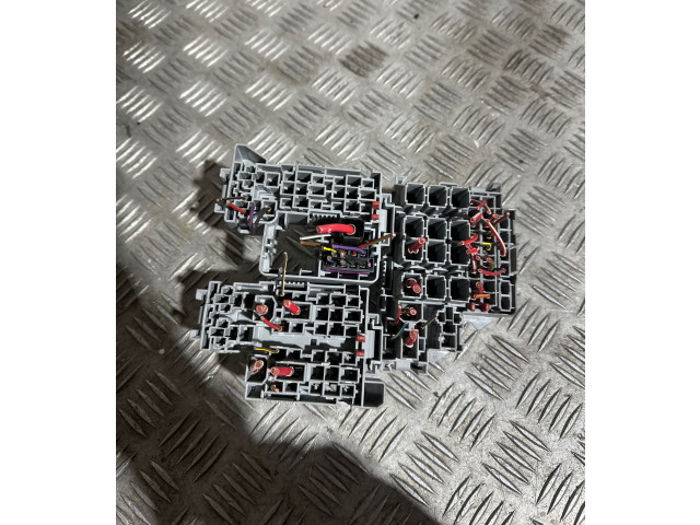   Pojistková skříňka 7L0937503D   Volkswagen Touareg II 2012