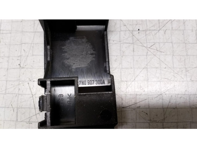 Другая деталь отсека двигателя