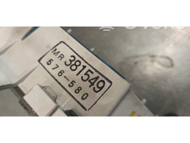 Přístrojová deska Mitsubishi Space Wagon 1999 MR381549