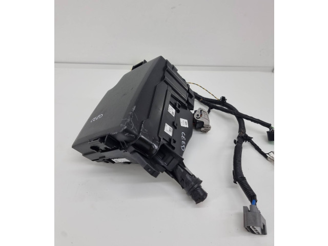 Блок предохранителей 91212J7920 KIA Ceed