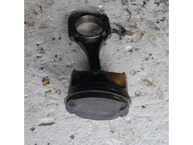 Píst 784323704, 120326181   BMW 7 F01 F02 F03 F04  pro benzínový motor 4.4  