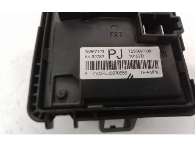 Блок предохранителей 96867123 Chevrolet Astra