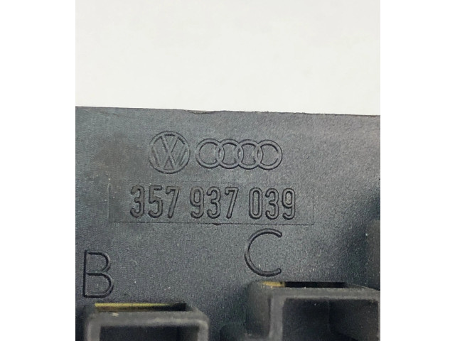 Блок предохранителей 357937039 Volkswagen Caddy