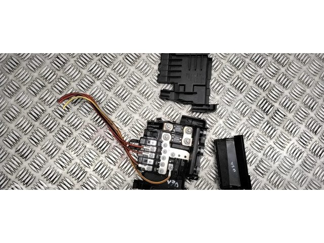 Блок предохранителей 30659092, 30659094   Volvo V70    