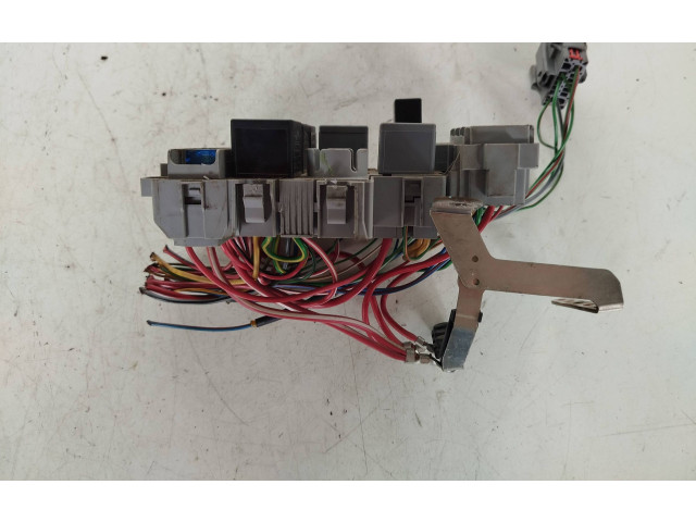 Блок предохранителей 8690698   Volvo S60    