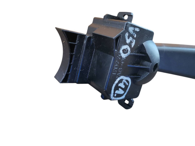 Ручка стеклоочистителей 8682869   Volvo V50