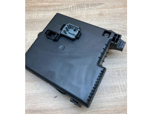 Блок предохранителей 30728512, 28017881 Volvo S60