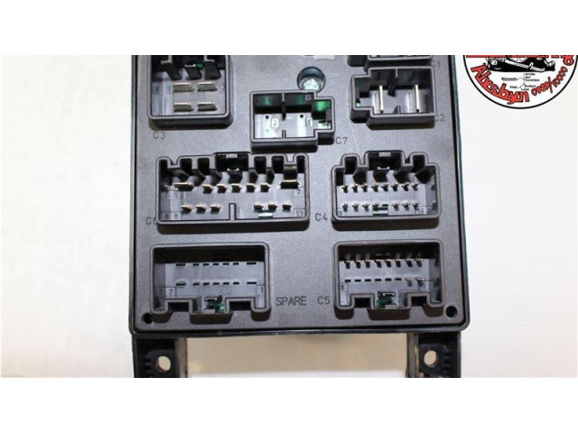 Блок предохранителей 30728008 Volvo S60