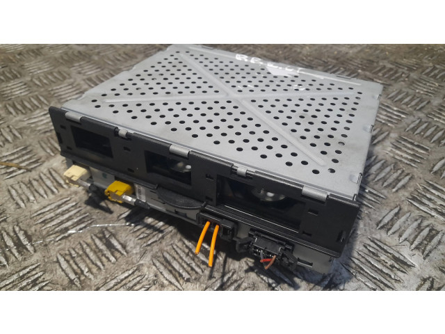 Радио/ проигрыватель CD/DVD / навигация