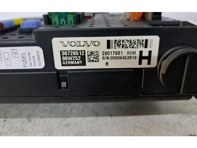 Блок предохранителей 30728512   Volvo V70    