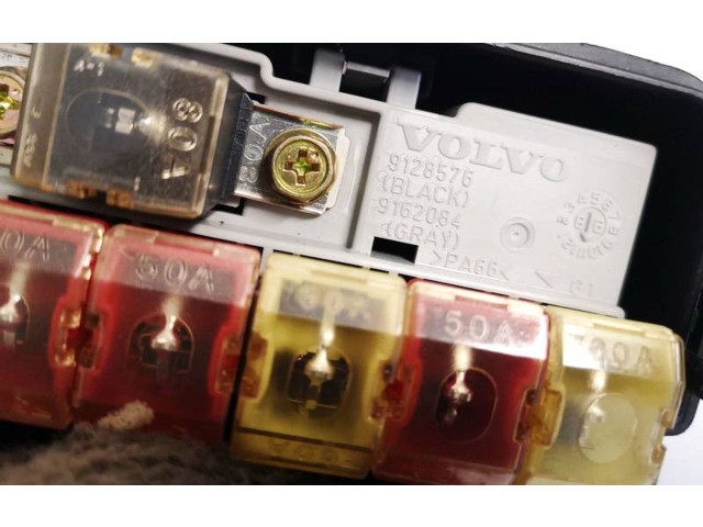 Блок предохранителей  9128576, 9162084   Volvo S70  V70  V70 XC    