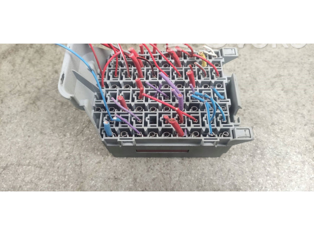 Блок предохранителей  9162439   Volvo S80    