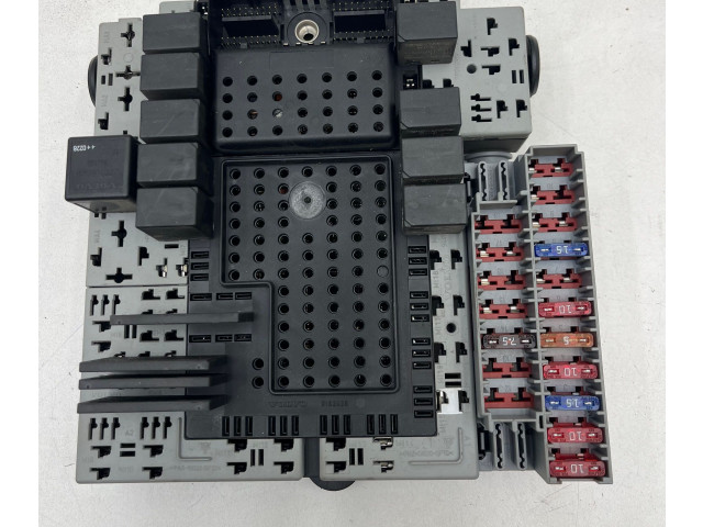 Блок предохранителей 8622520, 8622520 Volvo S80