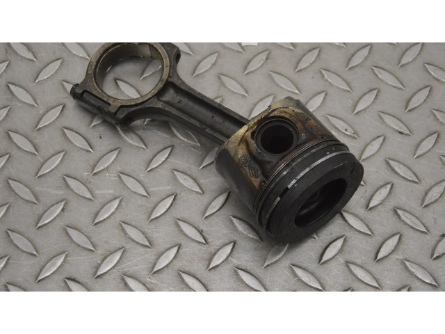 Píst Opel Vivaro M9R 784