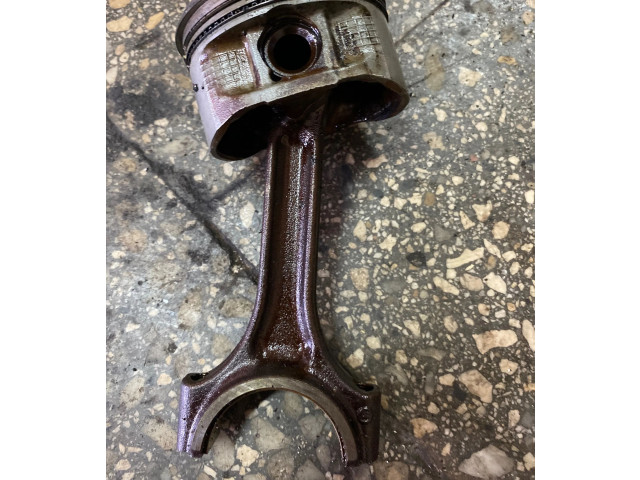 Píst 24520A Volvo XC70