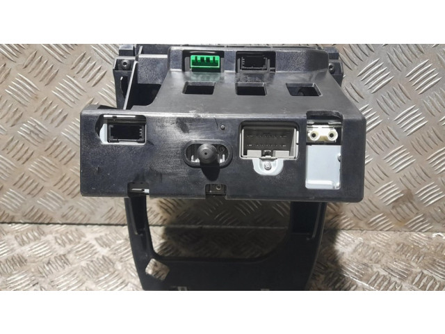 Радио/ проигрыватель CD/DVD / навигация