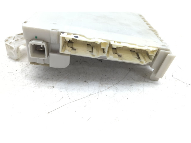 Pojistková skříňka 8273047450A Toyota Prius (XW30) 2010