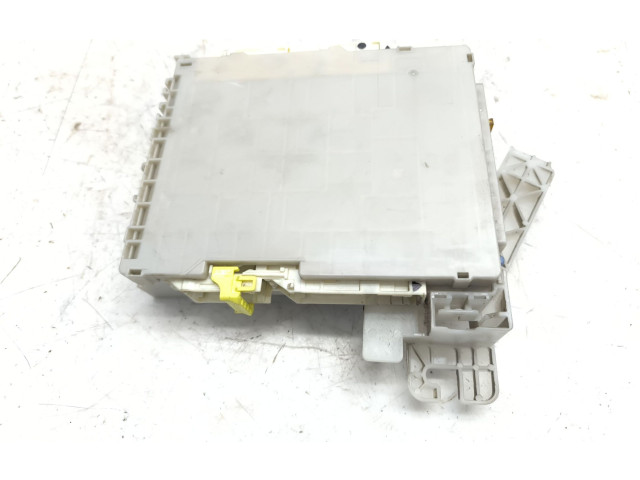Pojistková skříňka 8273047450A Toyota Prius (XW30) 2010