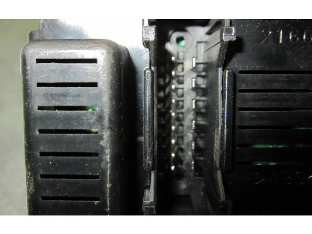 Блок предохранителей 8200652285 Renault Clio III