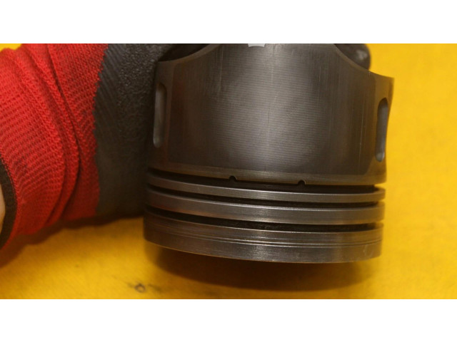 Píst    Mercedes-Benz E W211     