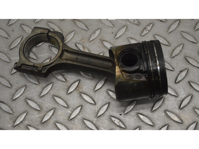 Píst Opel Vivaro M9R 784