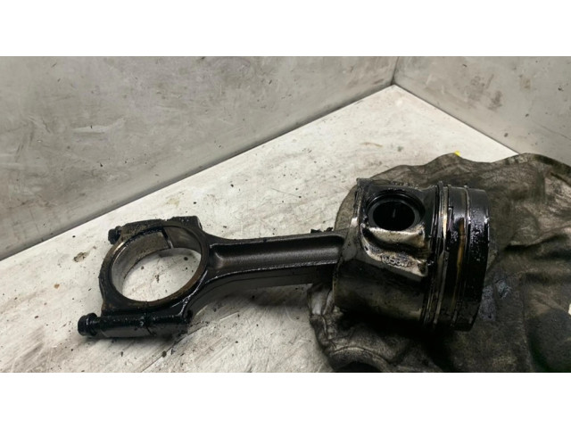  Поршень с шатуном M9R 10587  Renault Trafic II (X83) для дизельного двигателя 2.0