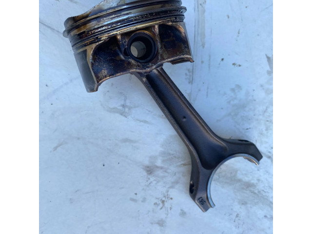 Píst 543 BMW 1 E81 E87 pro benzínový motor 2.0 N43B20A