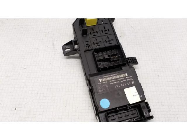 Блок предохранителей 13181984, 518777206 Opel Vectra C