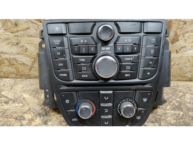 Радио/ проигрыватель CD/DVD / навигация