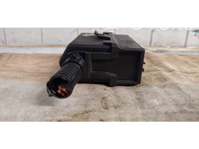 Блок предохранителей 24437030 Opel Meriva A