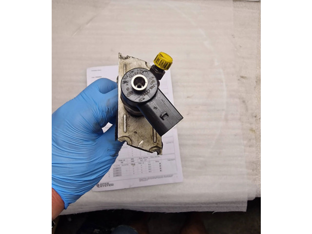 Vstřikovač 057130276h Audi A8 S8 D2 4D