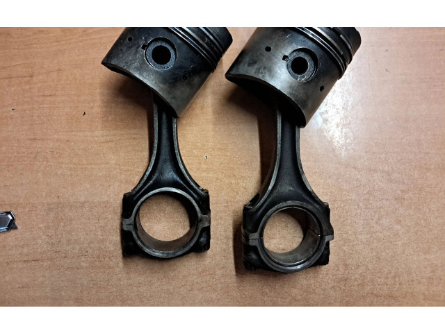  Поршень с шатуном  6150303518  Mercedes-Benz W123  