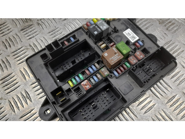 Pojistková skříňka 23180898 Chevrolet Corvette 2015