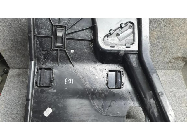 Нижний отделочный щит бока багажника