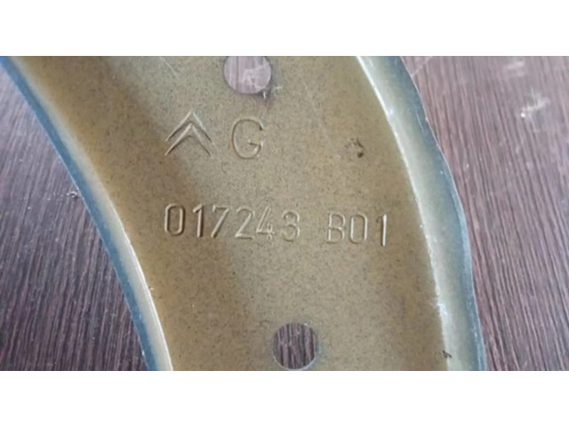 Держатель передней фары