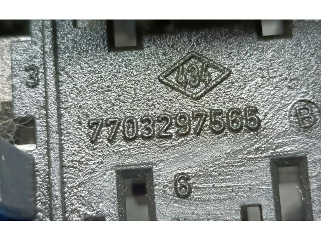 Блок предохранителей 7703297565   Renault Clio II    