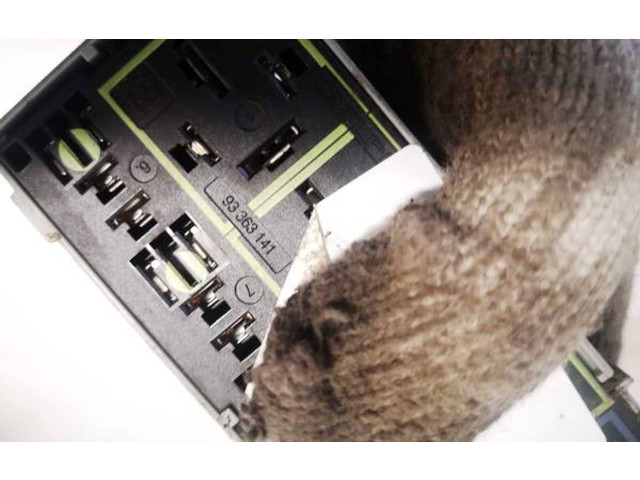 Блок предохранителей 93363141 Opel Meriva A