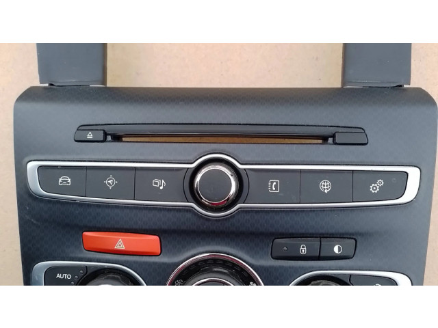 Радио/ проигрыватель CD/DVD / навигация