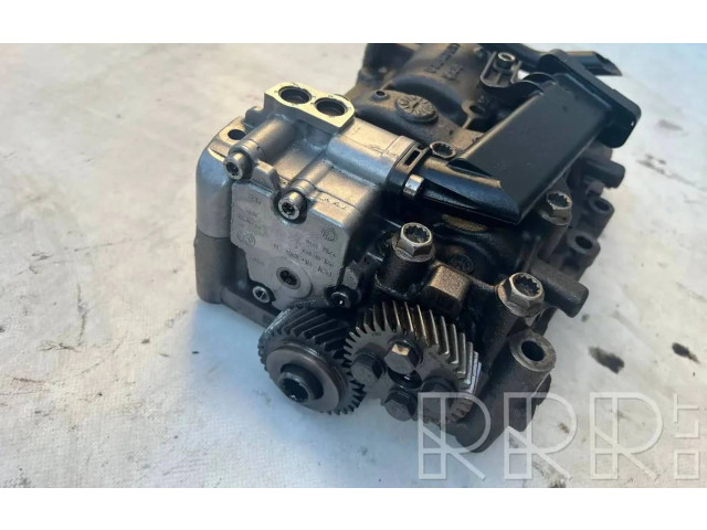 Масляный насос  CFG 03L103537, V135  Volkswagen PASSAT B7 