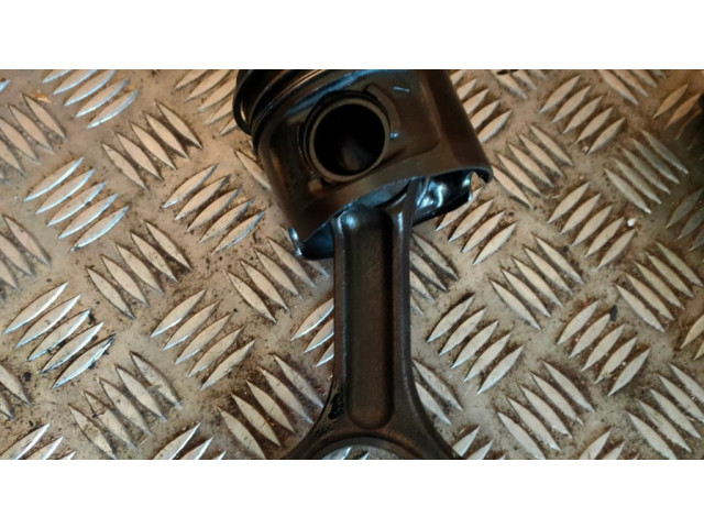 Píst BMW 3 E90 E91 pro naftový motor 2.0 N47