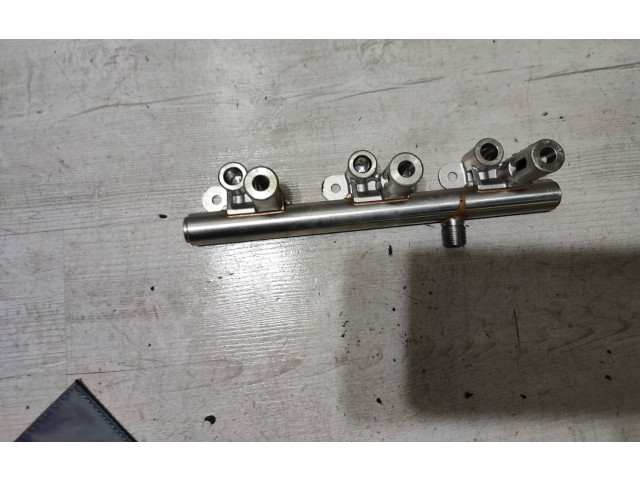 Топливная рампа 9806724880, 073181354 Peugeot 2008 I