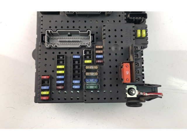 Блок предохранителей  8676391   Volvo V70    