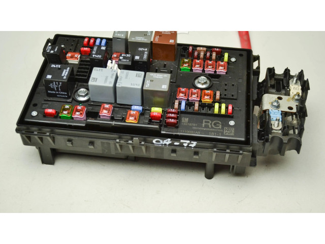 Блок предохранителей 13318781, 1110031AB Vauxhall Astra J