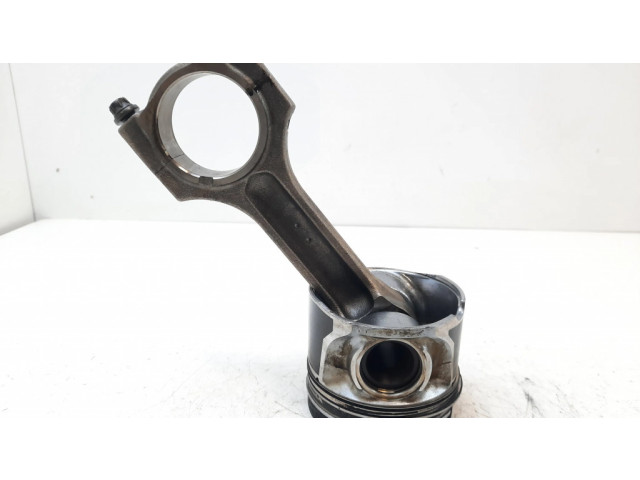 Píst BMW 5 E60 E61 pro naftový motor 2.5 M57D25 (256D2)