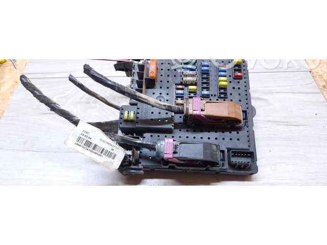 Блок предохранителей 28017881 Volvo S60